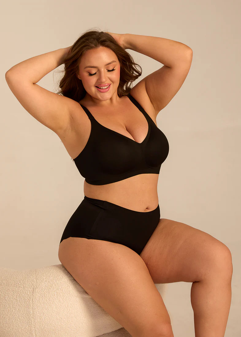 FlexiComfort V2 bøjlefri BH i sort fra FemiFemme med sømløs pasform og naturlig støtte – køb hos Butik Alrum på Amager eller online på butikalrum.dk.