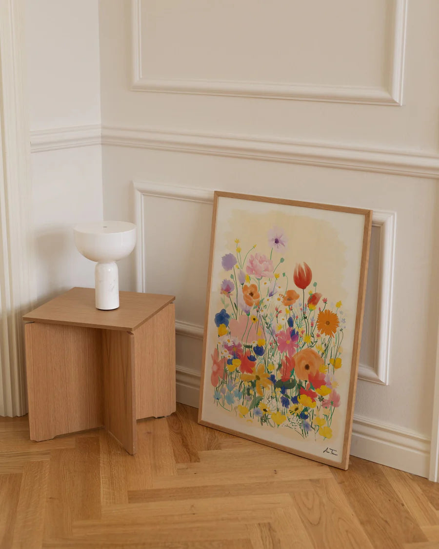 Flower field i træramme af Anna Thomsen, der forestiller en blomstermark. Giclée tryk på eksklusivt kunstpapir.