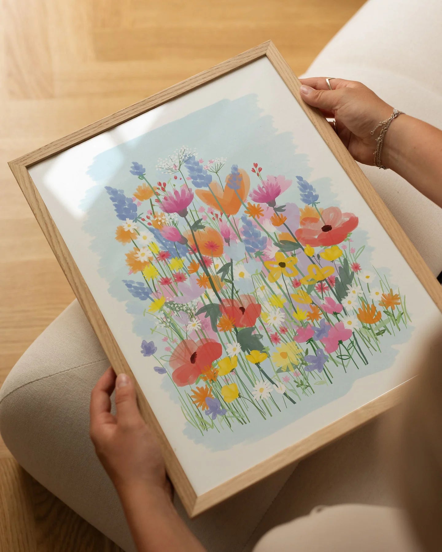 Plakat af Anna Thomsen: Flower Field nr. 3 med blå baggrund. Giclée tryk på eksklusivt kunstpapir i betagende farver der ikke falmer.