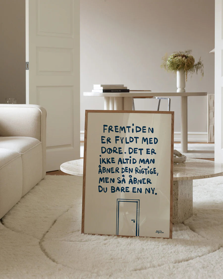 Illustration af Martin Jørgensen med blåt citat, der siger: Fremtiden er fyldt med døre. Det er ikke altid man åbner den rigtige, men så åbner du bare en ny.