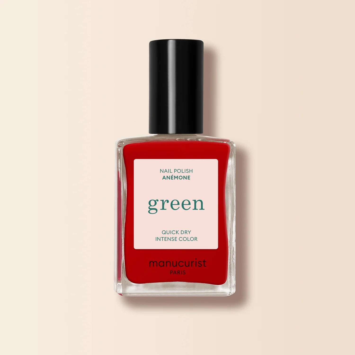 Klar rød neglelak med blå undertoner fra Green™-serien, Green Anemone, tilgængelig hos butikalrum.dk – intens og elegant farve.