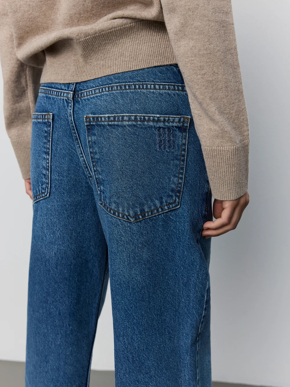 RIOSW jeans fra Sofie Schnoor i Denim Blue med mellemhøj talje og straight pasform – køb hos butikalrum.dk.