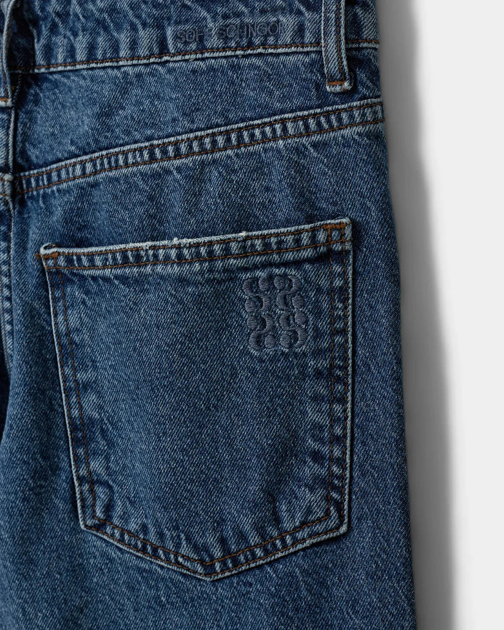 RIOSW jeans fra Sofie Schnoor i Denim Blue med mellemhøj talje og straight pasform – køb hos butikalrum.dk.