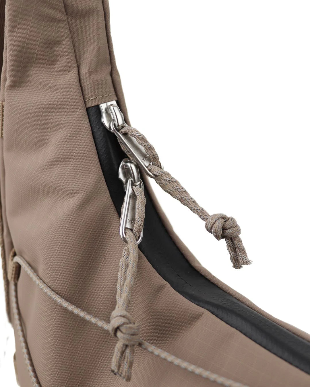 Haze taske i farven scandi taupe fra Kintobe