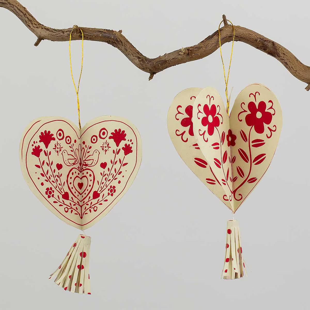 Folklore Hearts Ornament, 2 håndlavede julehjerter i offwhite og rød – køb hos butikalrum.dk.