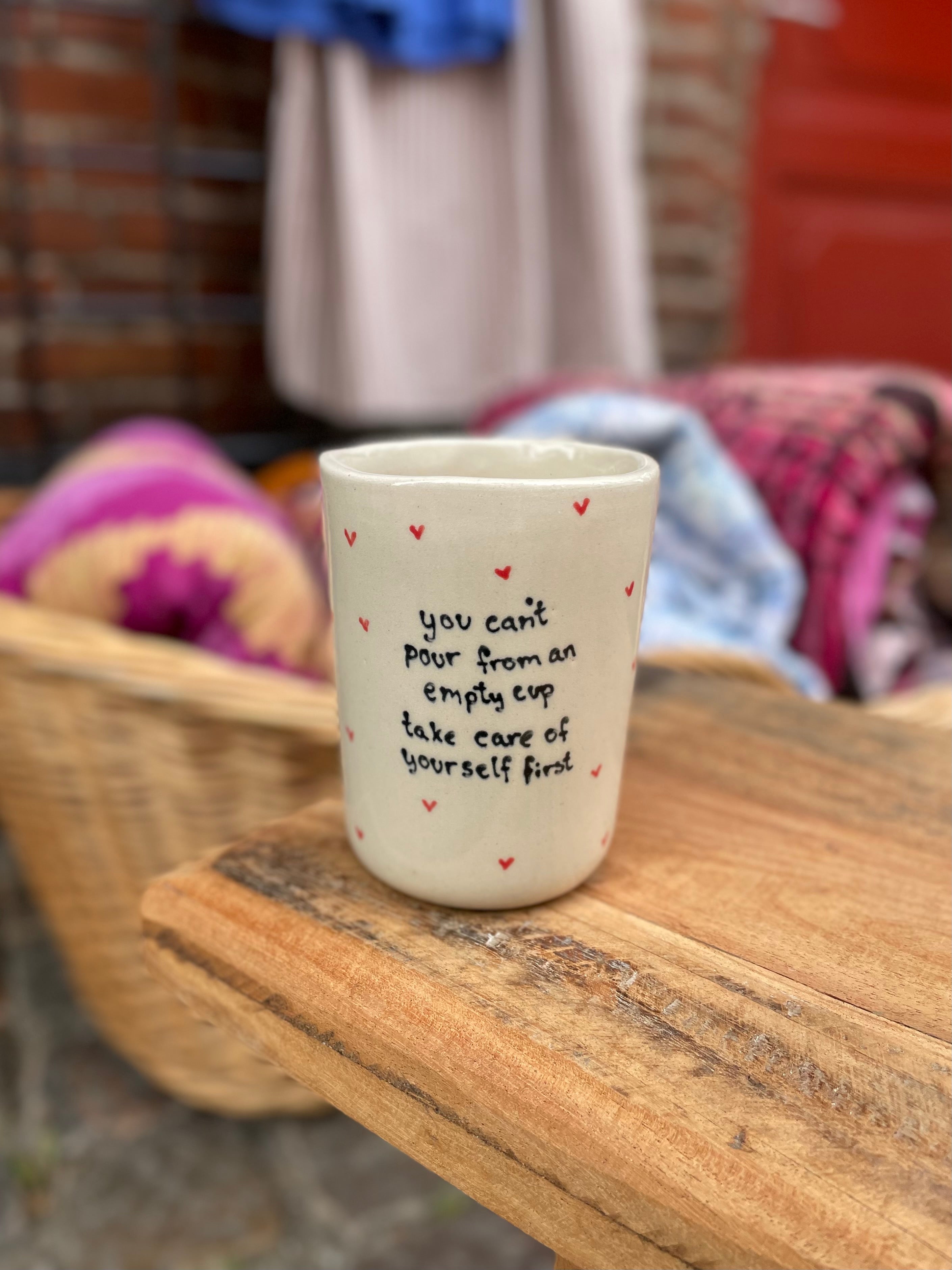 Håndlavet høj keramikkop uden hank med røde hjerter og teksten “you can't pour from an empty cup – take care of yourself first”