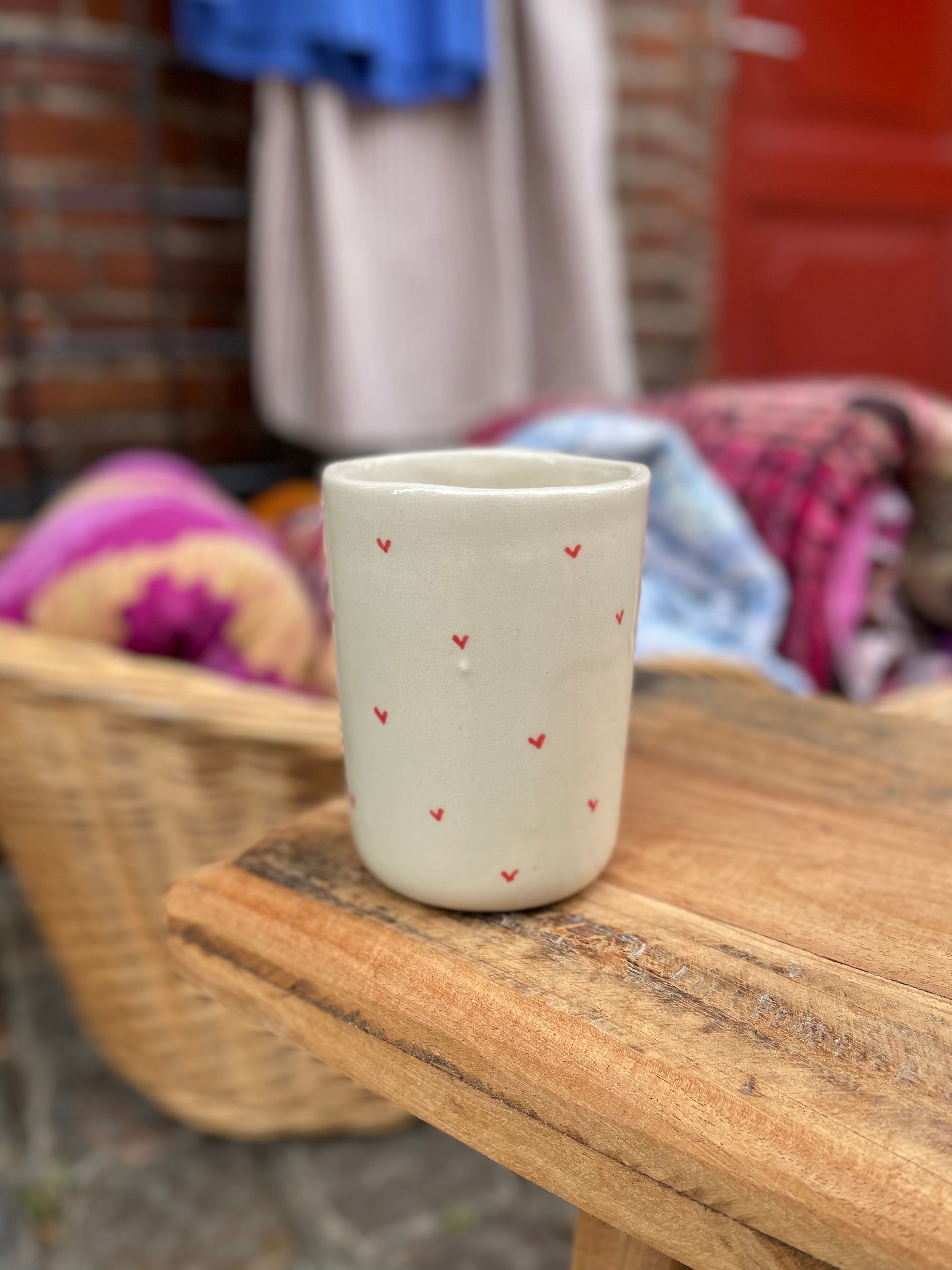 Håndlavet høj keramikkop uden hank med røde hjerter og teksten “you can't pour from an empty cup – take care of yourself first”