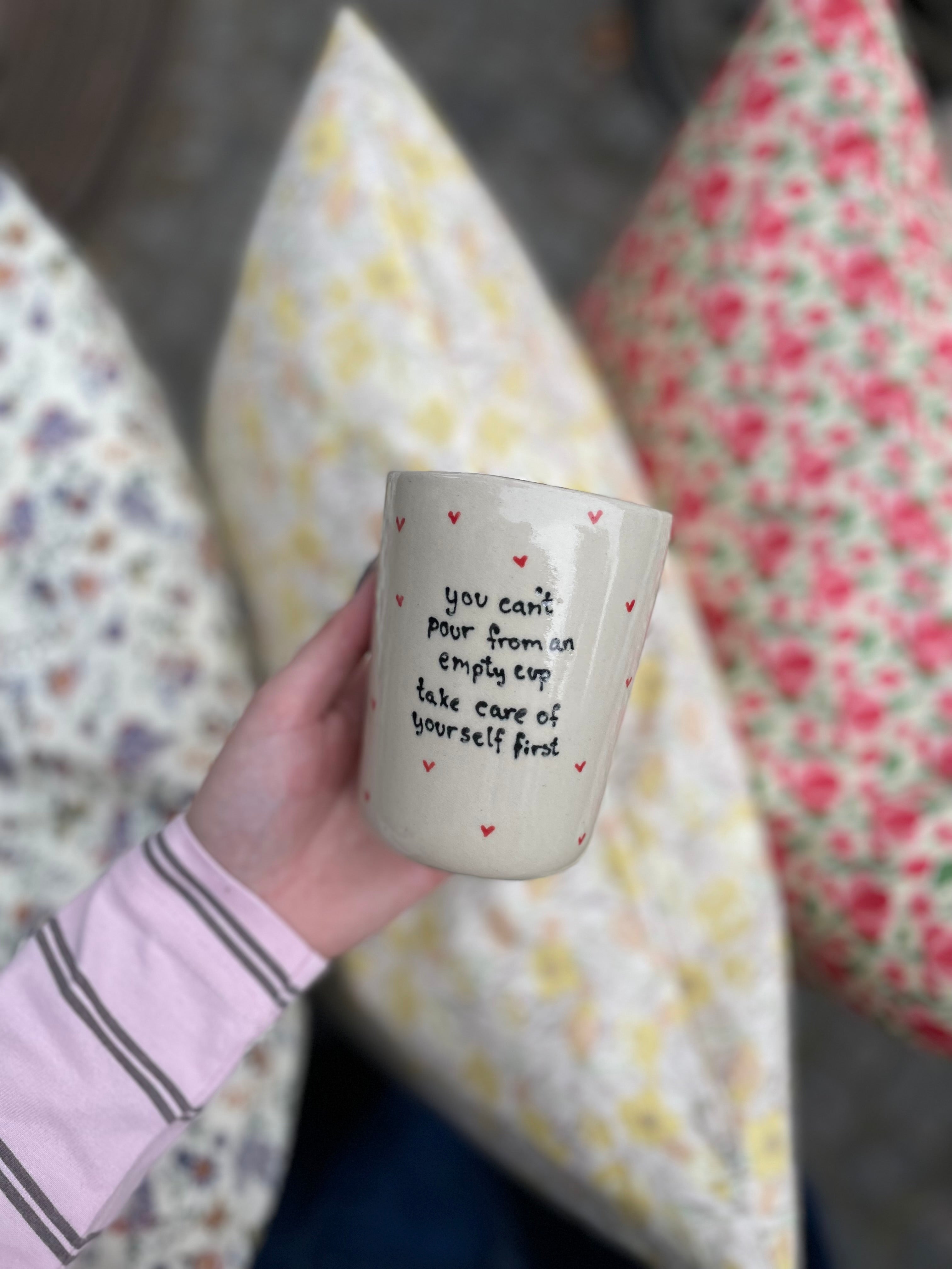 Håndlavet høj keramikkop uden hank med røde hjerter og teksten “you can't pour from an empty cup – take care of yourself first”