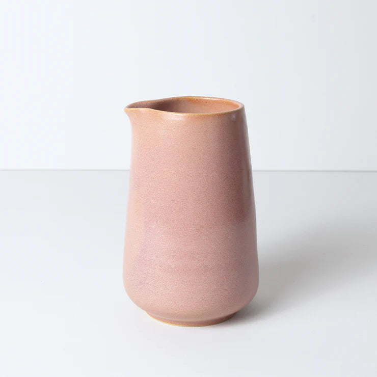 Keramisk mælkekande i Rhubarb, 13 cm høj og uden hank, fra Bornholms Keramikfabrik