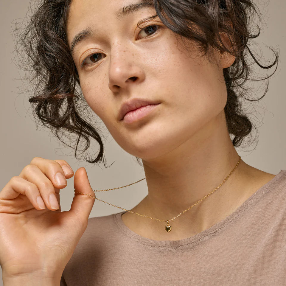 Amore halskæde med facetteret kæde og poleret hjertevedhæng i 18 karat forgyldt sterlingsølv | Køb hos butikalrum.dk