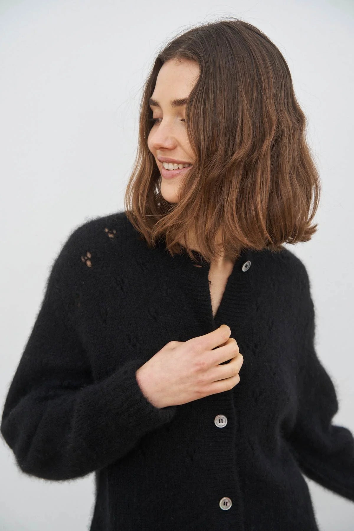 Elegant Harmonie cardigan fra Care by Me i blød cashmere og silke med perlemorsknapper, feminint mønster og klassisk pasform, håndlavet i Kathmandu, Nepal