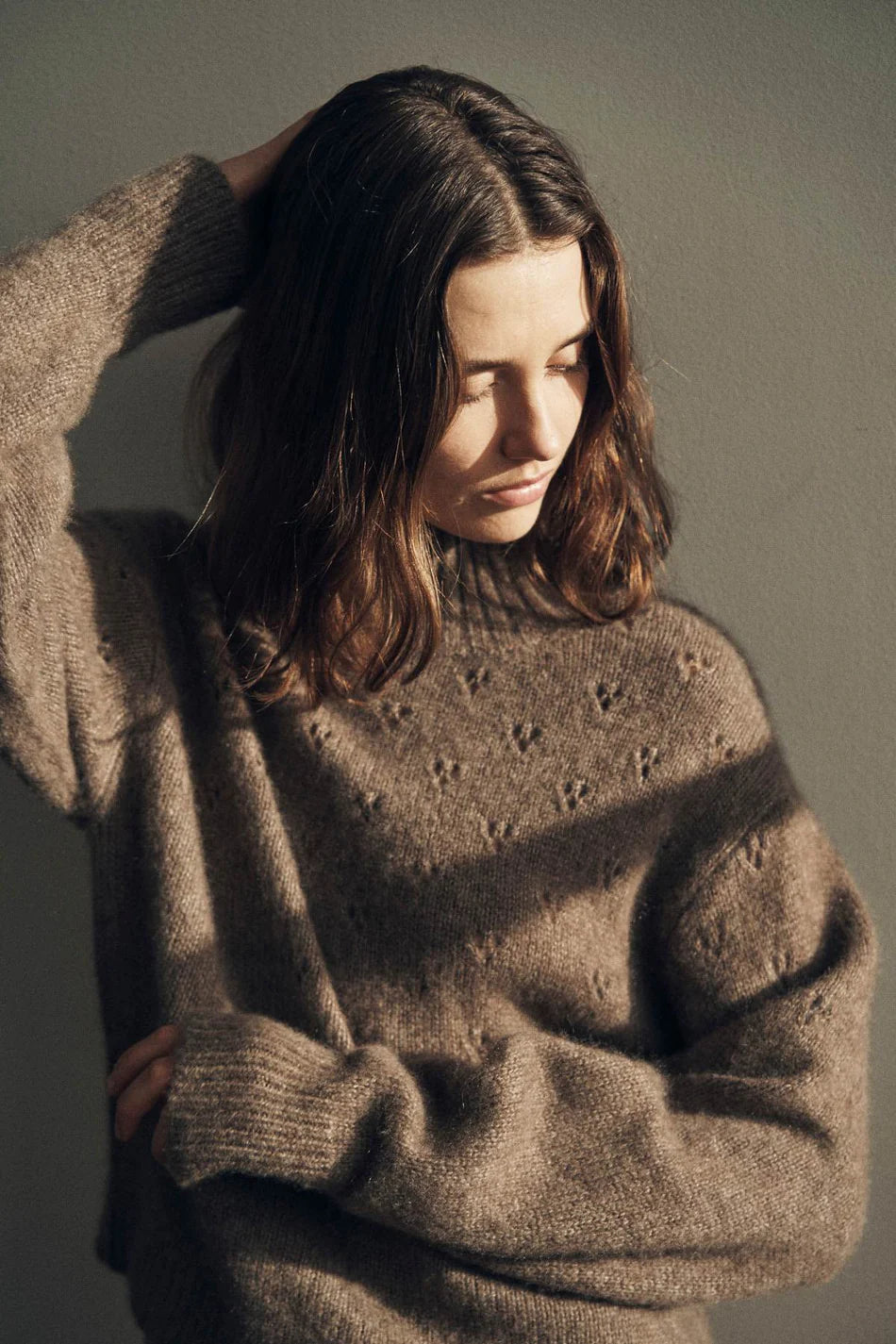 Blød Harmonie rullekravesweater fra Care by Me i cashmere og silke med feminint mønster, ribkanter og afslappet pasform, håndlavet i Kathmandu, Nepal