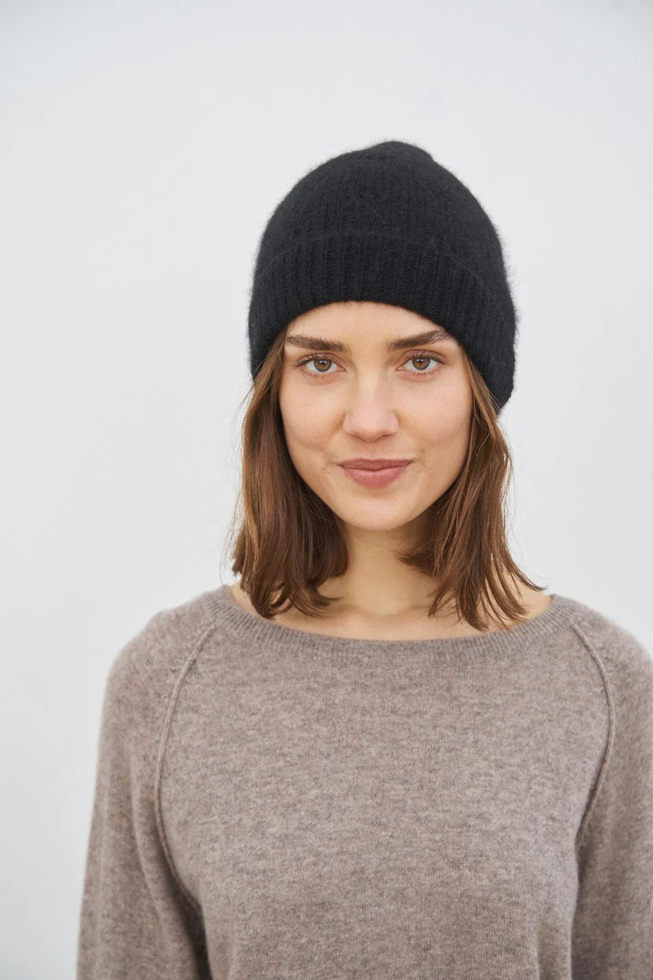 Harmonie hue i black fra Care By Me – blød cashmere/silke-hue, køb hos butikalrum.dk