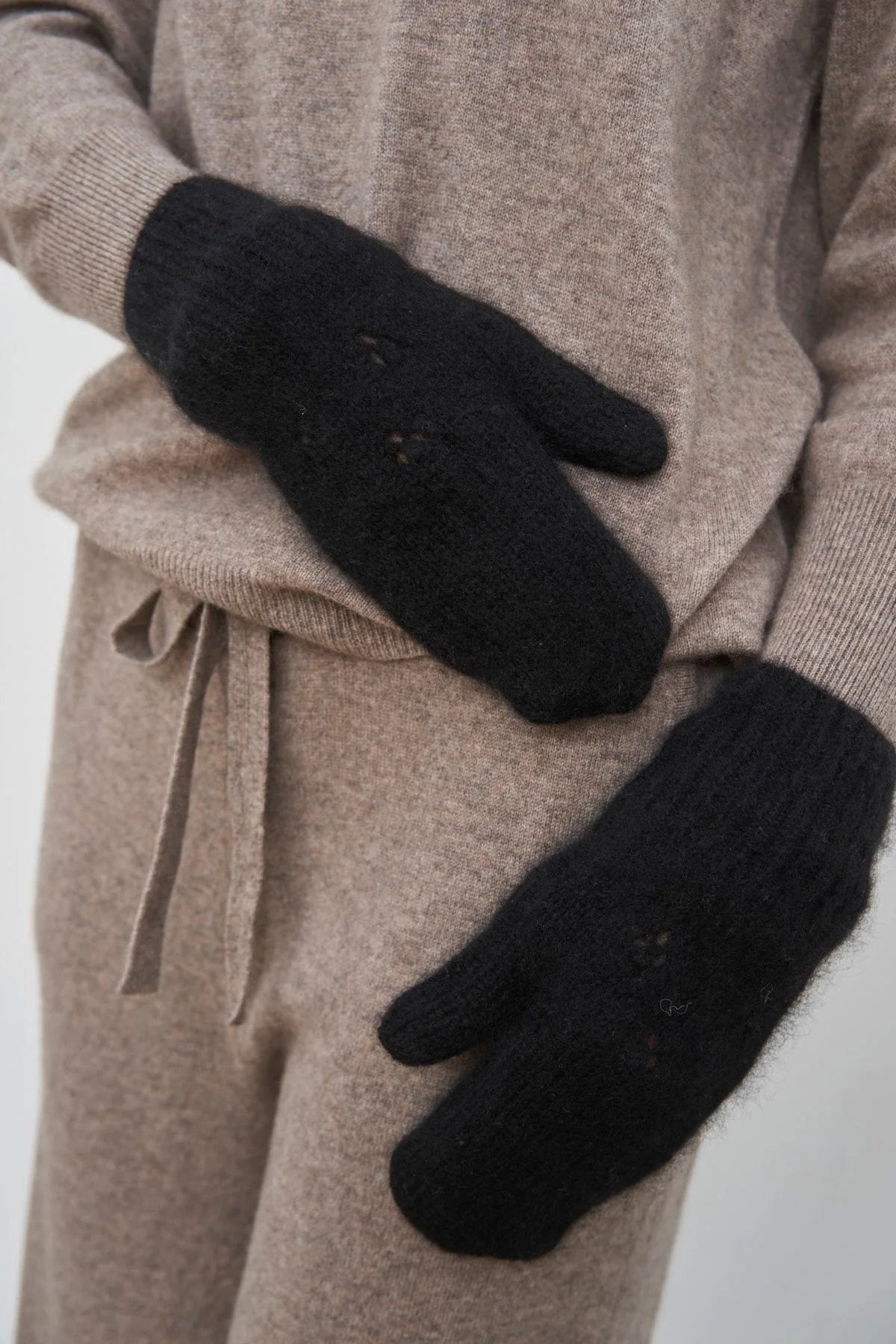 Harmonie luffer i black fra Care By Me – bløde cashmere/silke-luffer, køb hos butikalrum.dk