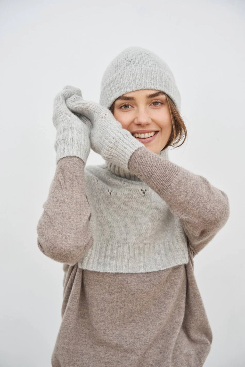 Harmonie luffer i light grey fra Care By Me – bløde cashmere/silke-luffer, køb hos butikalrum.dk