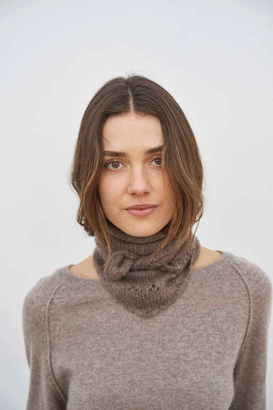 Trekantet Harmonie tørklæde fra Care by Me i blød cashmere/silke-blanding med feminint mønster, håndlavet i Kathmandu, Nepal