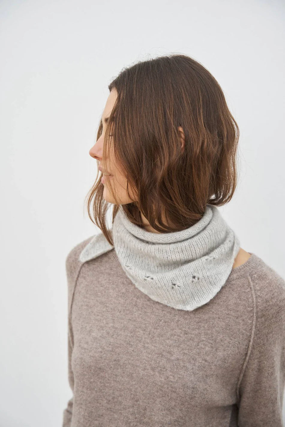 Harmonie trekantet tørklæde i light grey fra Care By Me – blødt cashmere/silke-tørklæde, køb hos butikalrum.dk