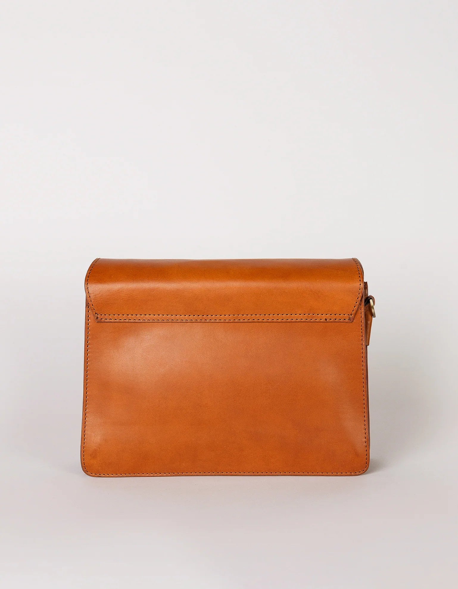 Harper Midi taske i Cognac fra O My Bag med harmonikadesign, to remme og praktiske rum – en elegant lædertaske til enhver anledning.
