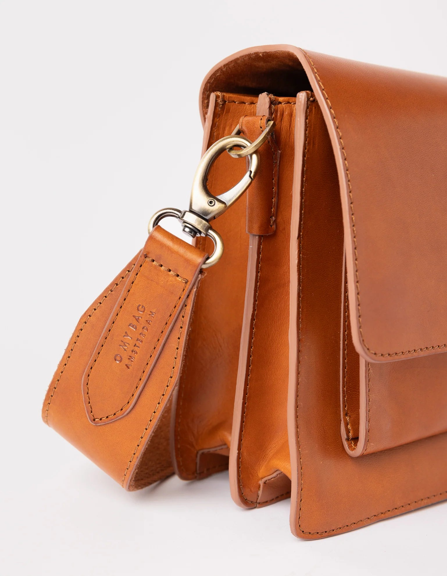 Harper Midi taske i Cognac fra O My Bag med harmonikadesign, to remme og praktiske rum – en elegant lædertaske til enhver anledning.