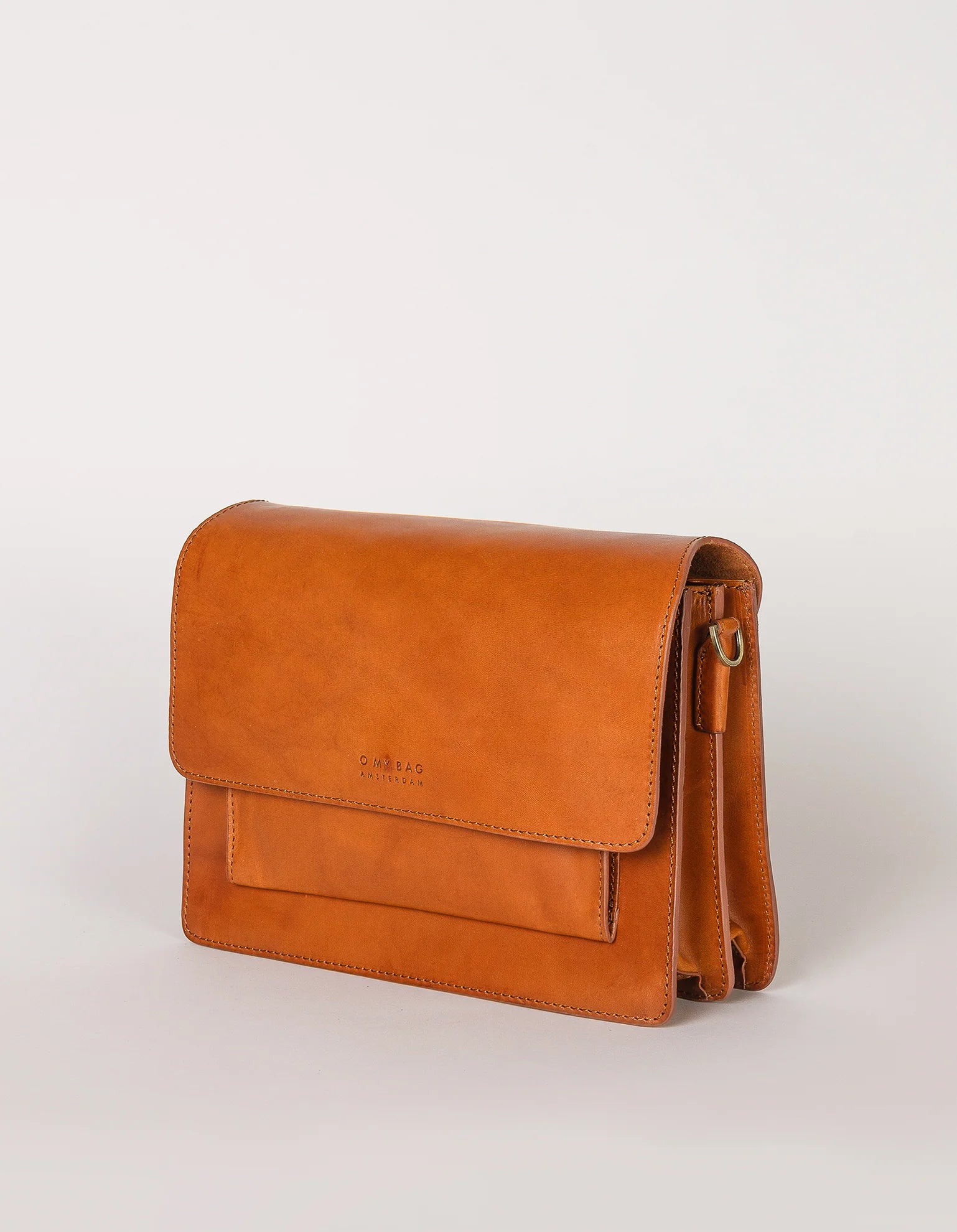 Harper Midi taske i Cognac fra O My Bag med harmonikadesign, to remme og praktiske rum – en elegant lædertaske til enhver anledning.