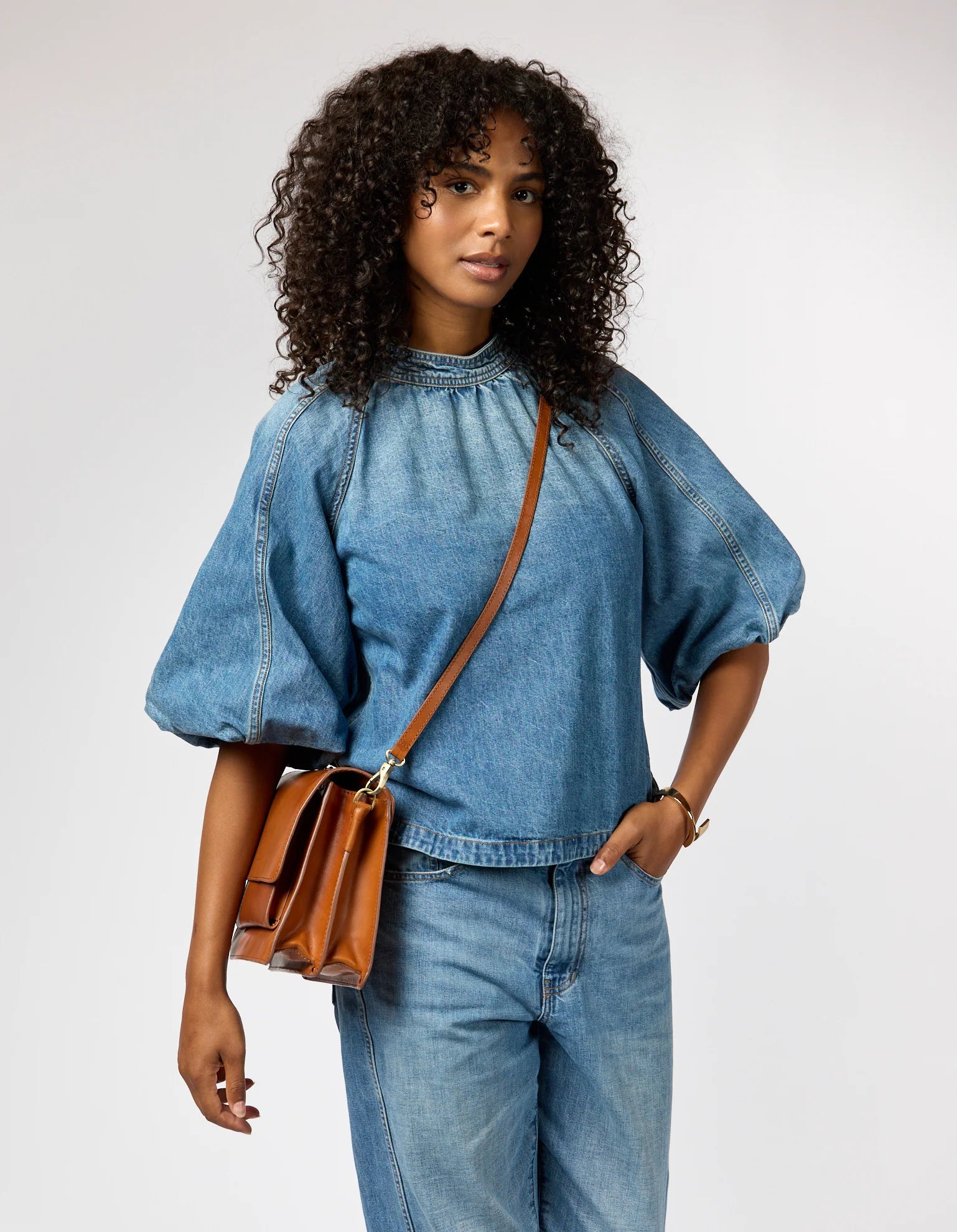 Harper Midi taske i Cognac fra O My Bag med harmonikadesign, to remme og praktiske rum – en elegant lædertaske til enhver anledning.