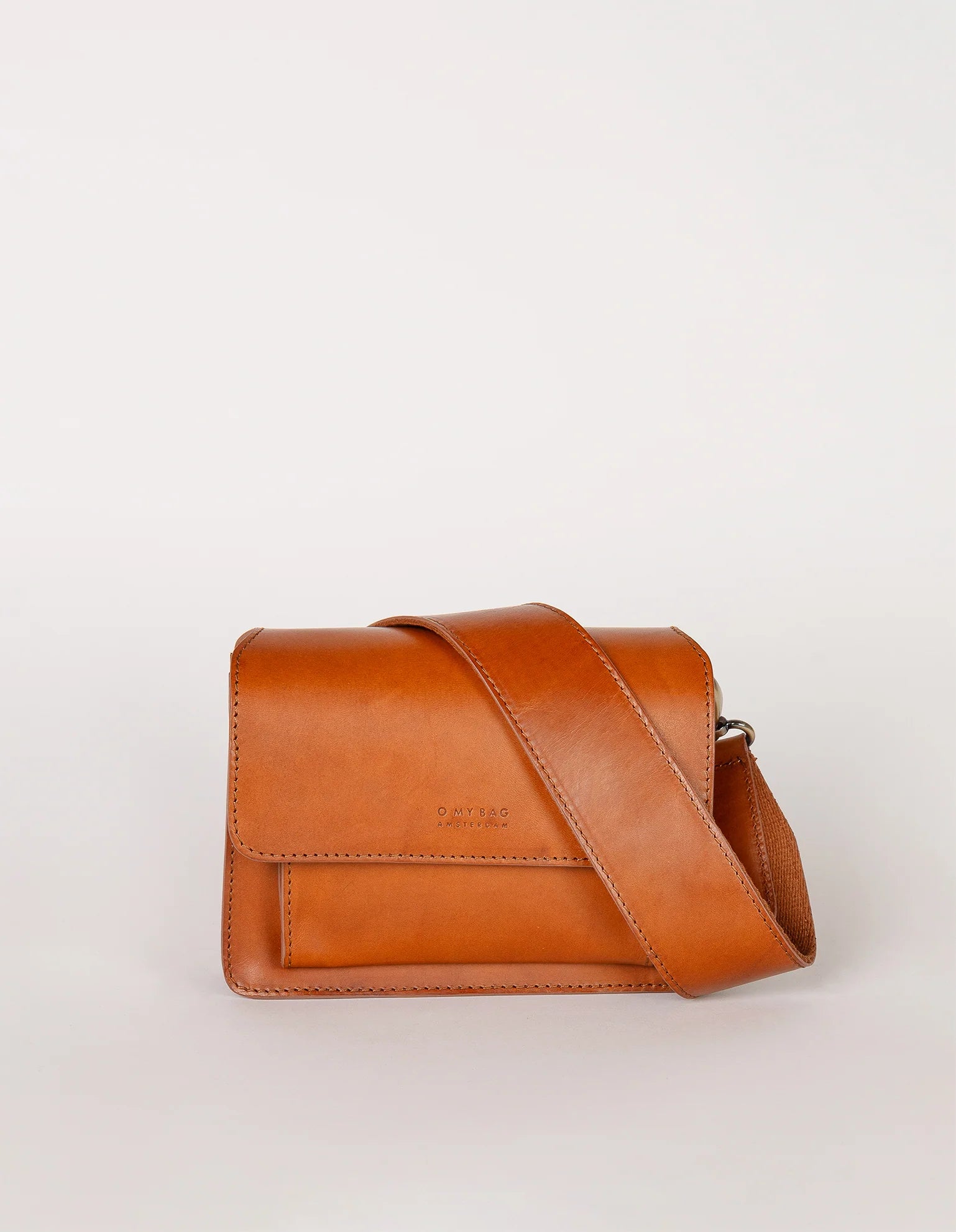 Harper Mini taske i Cognac fra O My Bag med to remme, magnetlukning og elegant læderdesign – en tidløs mini-taske til hverdagen.