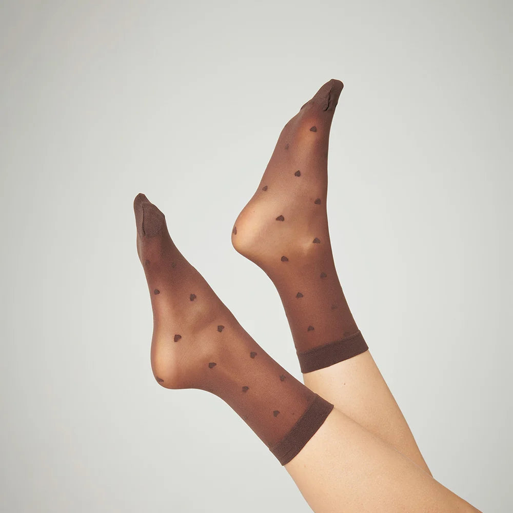 Heather socks fra MPWoman i Chocolate med små hjerter, 30 denier og forstærket tå.