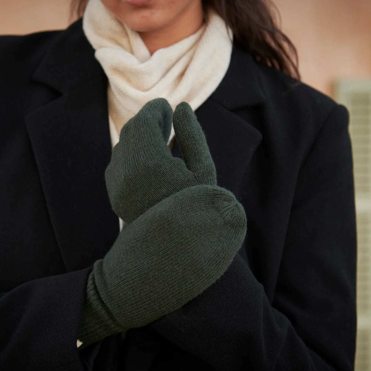 Helsinki Mittens fra MPwoman, bløde strikkede vanter med merinould og ribkant – køb hos butikalrum.dk.