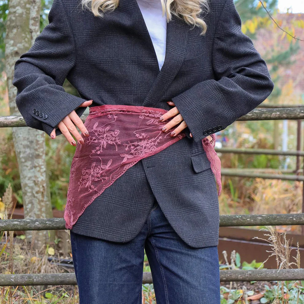 Hirse Blonde Tørklæde bordeaux – brug om hals, i hår eller om taljen, flot med denim – køb hos butikalrum.dk
