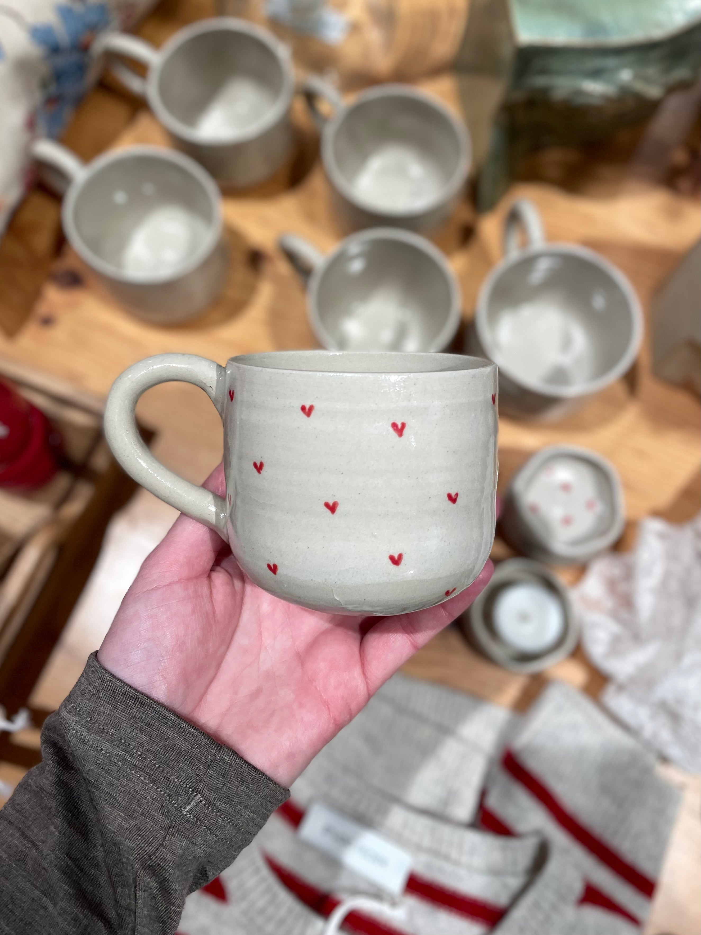 Hjertekop med små røde hjerter og hank fra Victoria Juul – køb hos butikalrum.dk