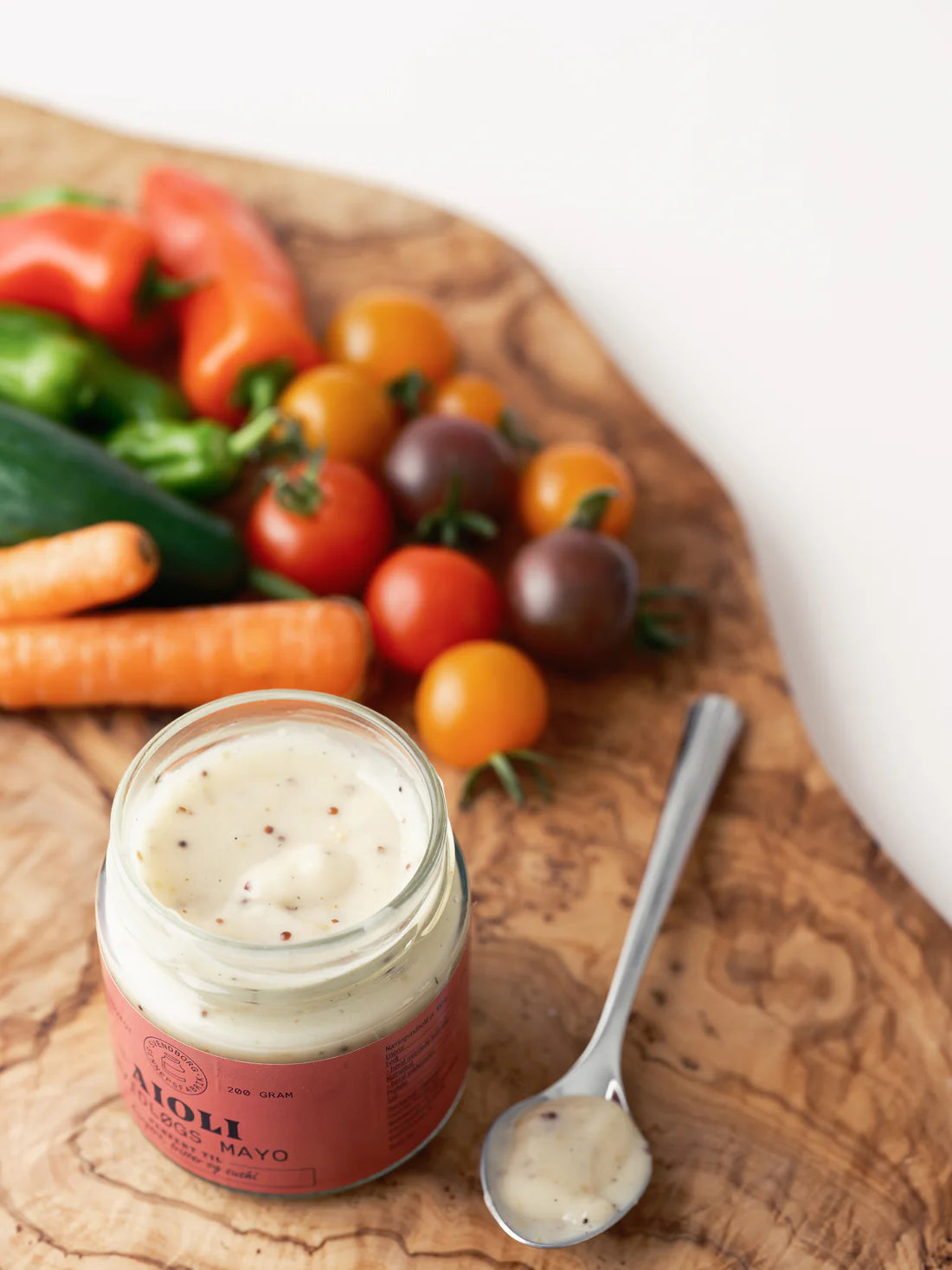 Køb hvidløgsmayo med Middelaldersennep fra Svendborg Sennep hos butikalrum.dk – smagfuld og cremet mayonnaise