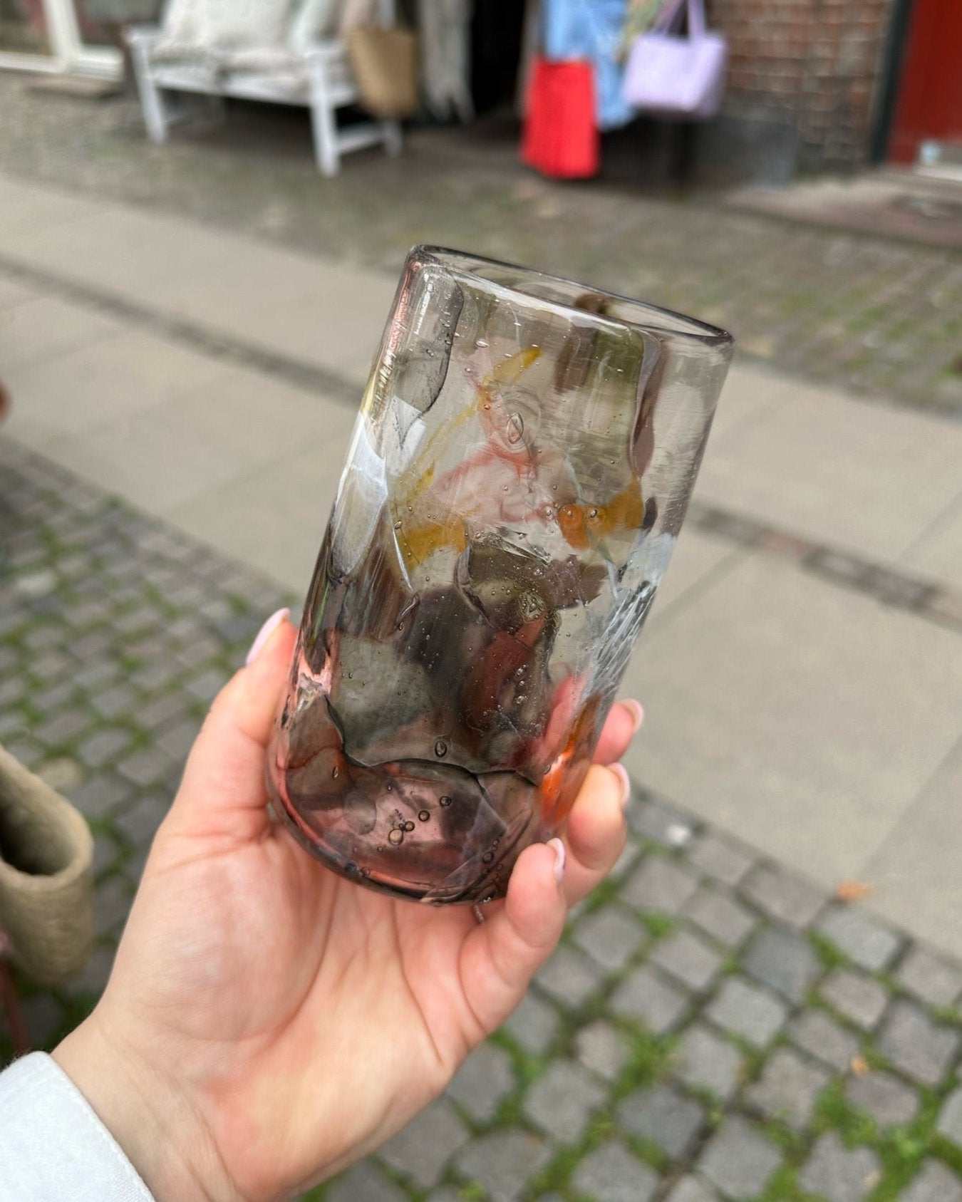 Lærke Laura stort glas af genbrugs glasskår, ideelt som drikkeglas og opbevaring, diameter 7,5 cm, højde 12 cm.