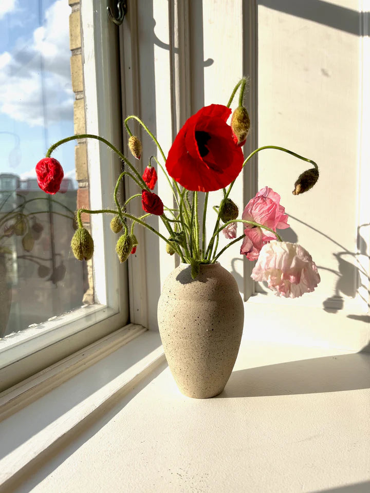 Hånddrejet Torup-vase i stentøj fra Anna Bystrup Keramik – køb hos butikalrum.dk