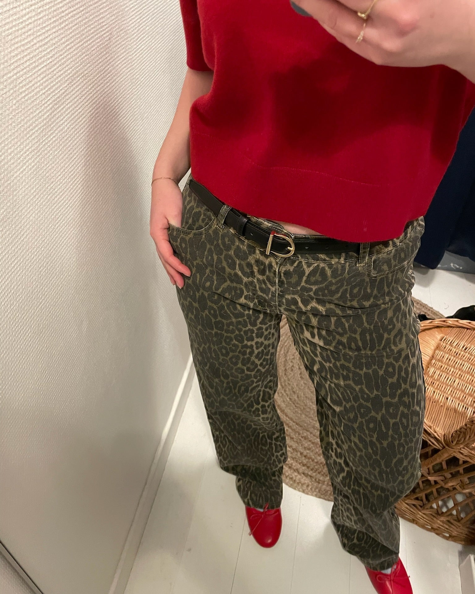 Leopardprintede bukser med relaxed fit, mid waist, lynlås- og knaplukning i stretchkvalitet.