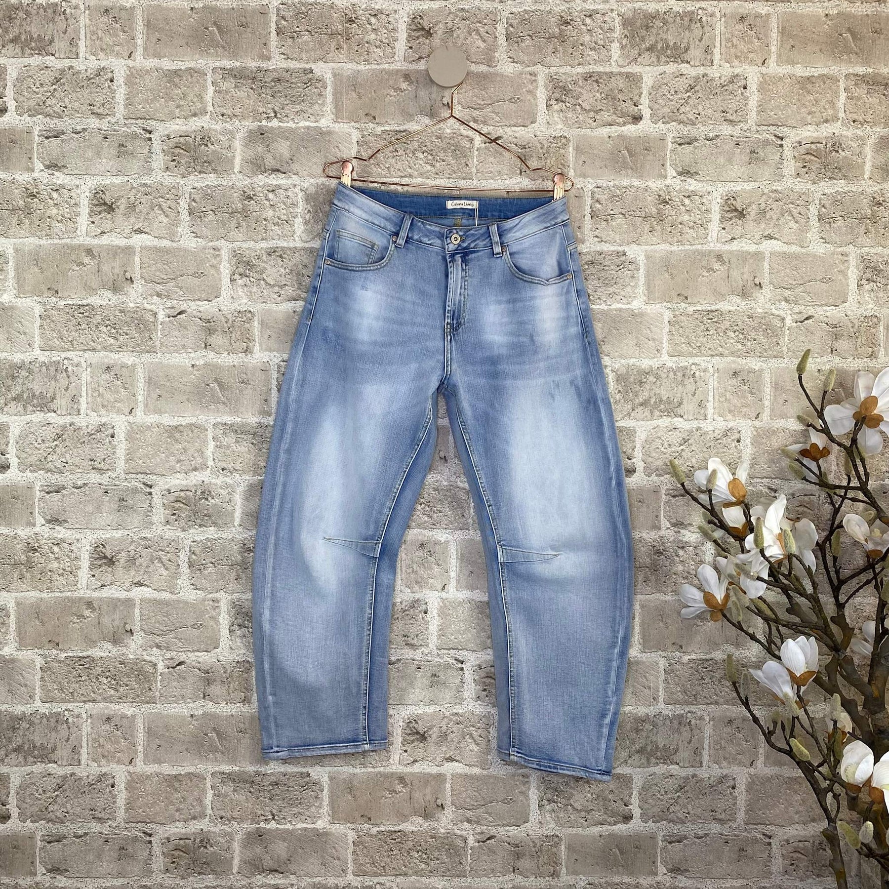 Lyse denim jeans fra Cabana Living med stretch og komfortabel pasform i bomuld polyester og elastan - køb hos butikalrum.dk