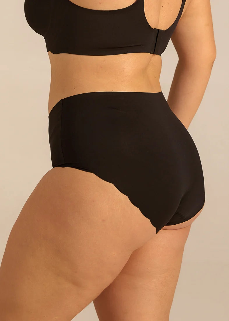 Invisible Highwaist Maxi Trusser i sort fra FemiFemme med høj talje og laserskårne kanter – køb hos Butik Alrum på Amager eller online på butikalrum.dk.