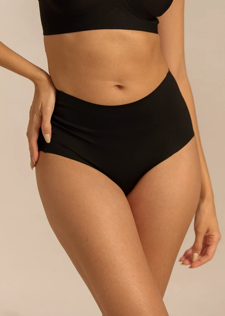 Invisible Highwaist Maxi Trusser i sort fra FemiFemme med høj talje og laserskårne kanter – køb hos Butik Alrum på Amager eller online på butikalrum.dk.