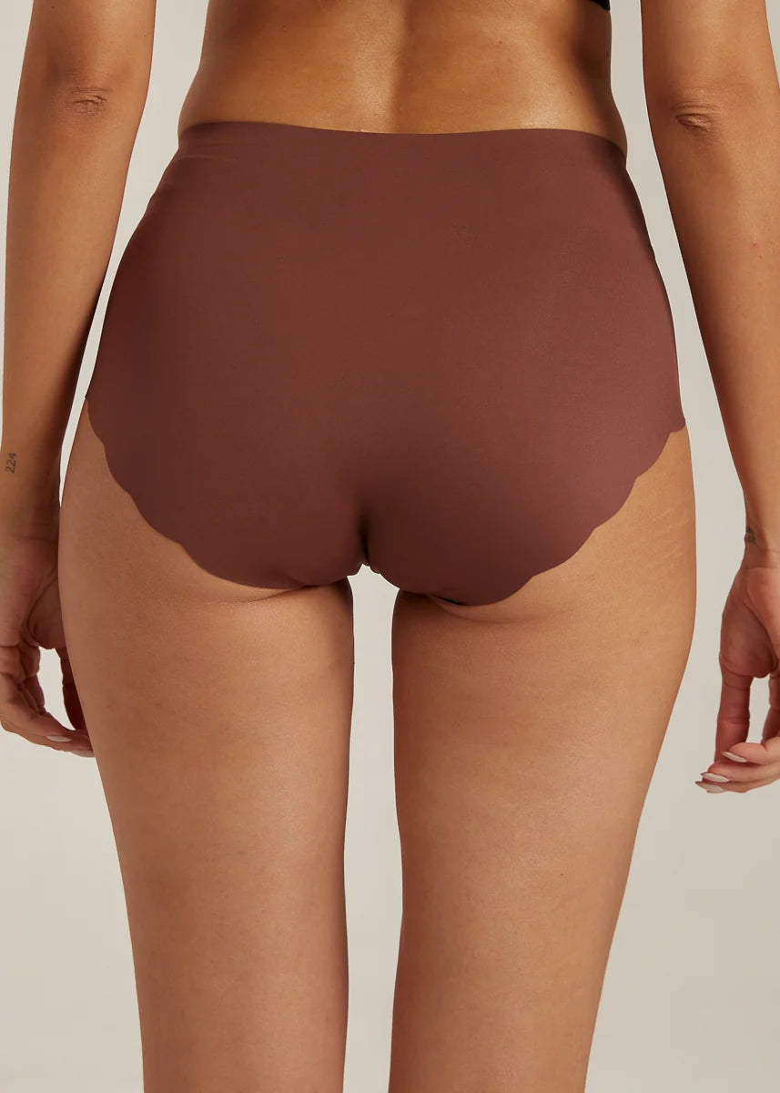 Invisible Highwaist Maxi Trusser i Velvet Chocolate fra FemiFemme med høj talje og laserskårne kanter – køb hos Butik Alrum på Amager eller online på butikalrum.dk.