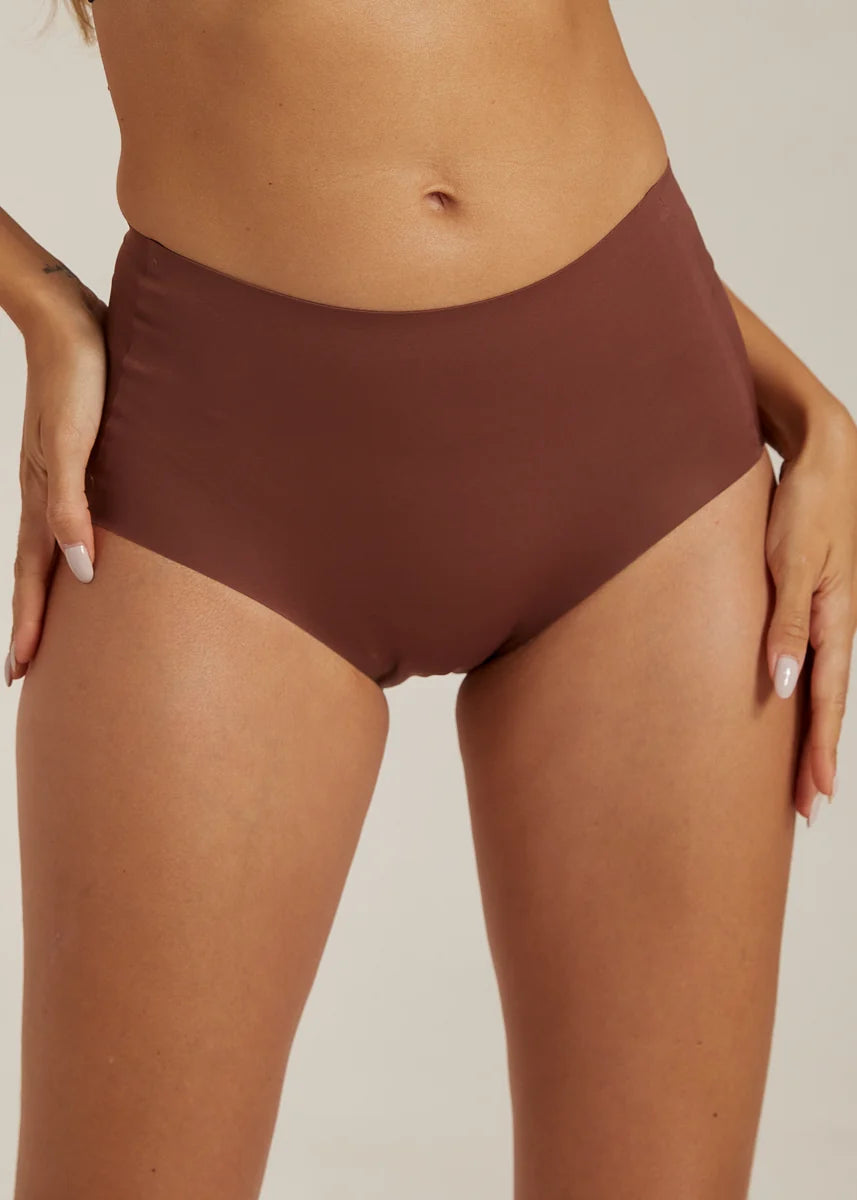Invisible Highwaist Maxi Trusser i Velvet Chocolate fra FemiFemme med høj talje og laserskårne kanter – køb hos Butik Alrum på Amager eller online på butikalrum.dk.