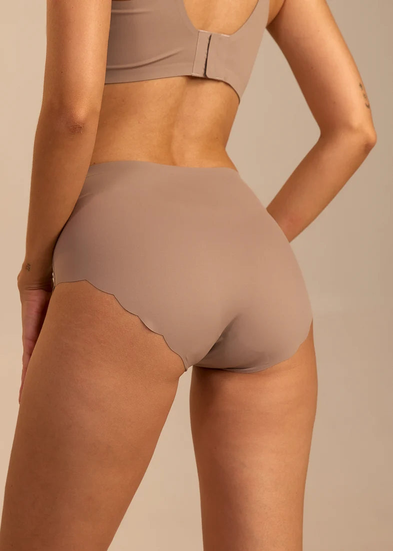 Invisible Highwaist Maxi Trusser i Mocha fra FemiFemme med høj talje og laserskårne kanter – køb hos Butik Alrum på Amager eller online på butikalrum.dk.