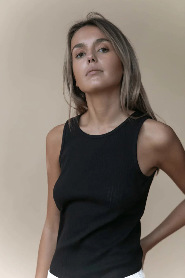 Økologisk pointelle top med hulmønster fra Studio Feder – køb hos butikalrum.dk