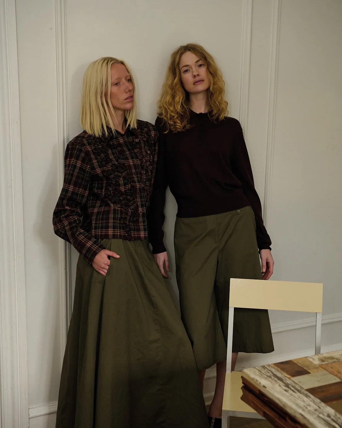 Isa Cropped Shirt fra La Rouge i Grey/Wine Checks med tern, flæser og cropped pasform – køb hos butikalrum.dk.