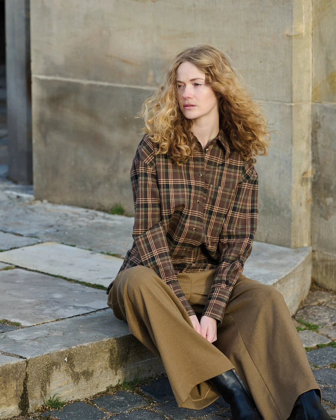 Isa Shirt fra La Rouge i Brown/Forest Check med ternet mønster, løs pasform og stor brystlomme – køb hos butikalrum.dk.