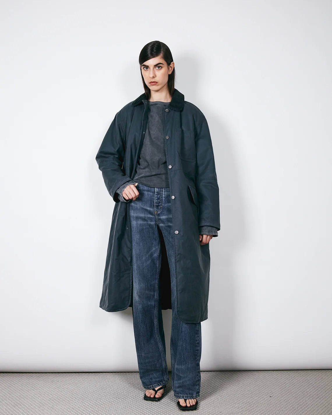 Joan Jett Padded i Blue Grey fra Brixtol Textiles, oversized jakke i voksbehandlet økologisk bomuld med quiltet foring – køb hos butikalrum.dk.