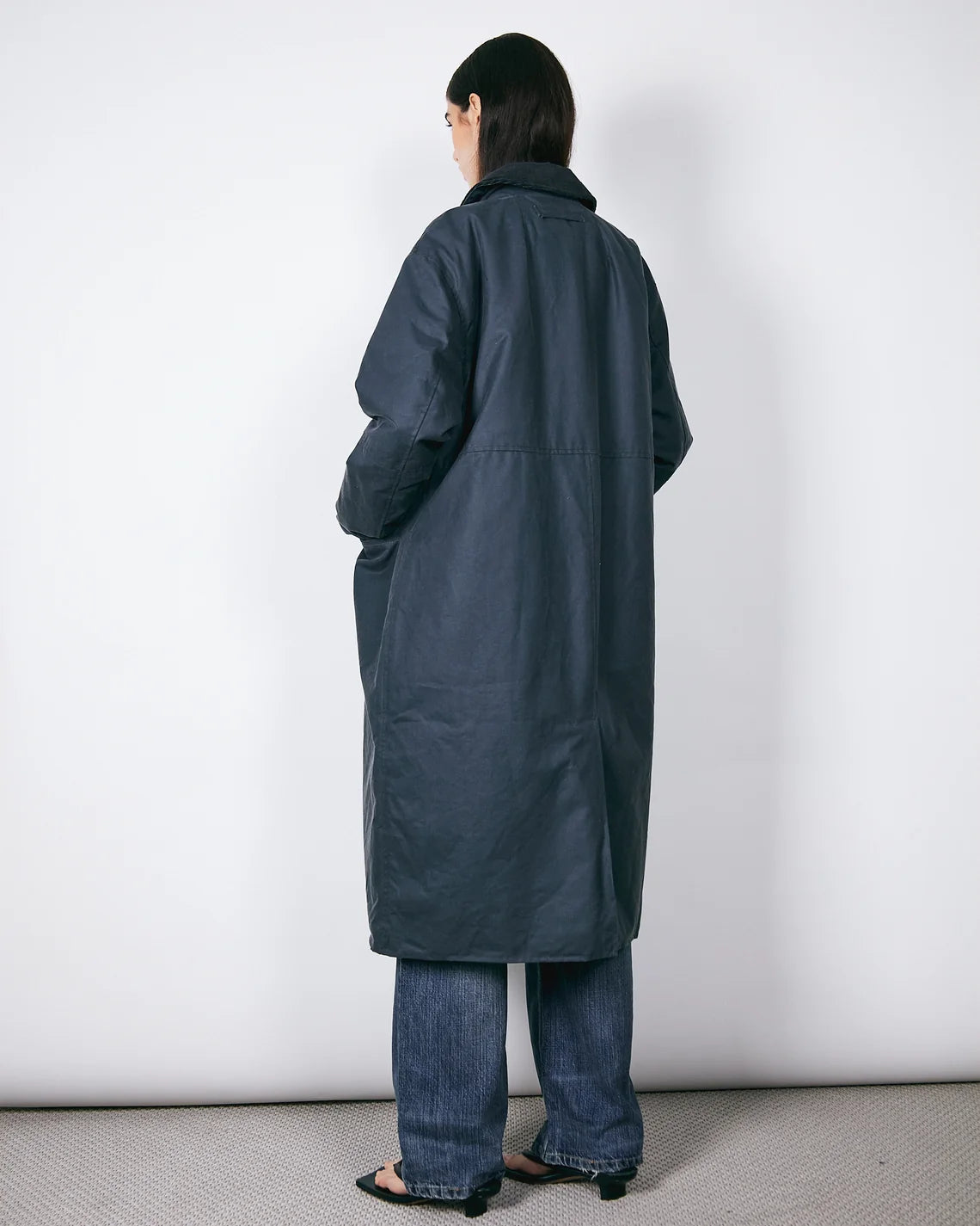 Joan Jett Padded i Blue Grey fra Brixtol Textiles, oversized jakke i voksbehandlet økologisk bomuld med quiltet foring – køb hos butikalrum.dk.