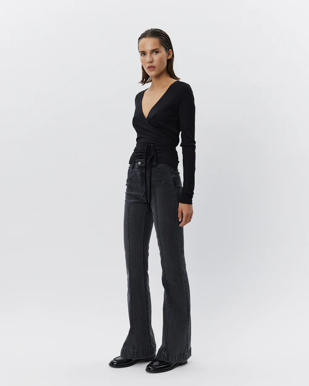 JOODYSW wrap-bluse med lange ærmer i sort, ribstruktureret materiale og V-hals fra Sofie Schnoor