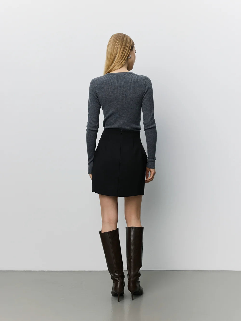 JULESSW rib cardigan fra Sofie Schnoor i Dark Grey Melange, fremstillet i 100% merinould – køb hos butikalrum.dk.