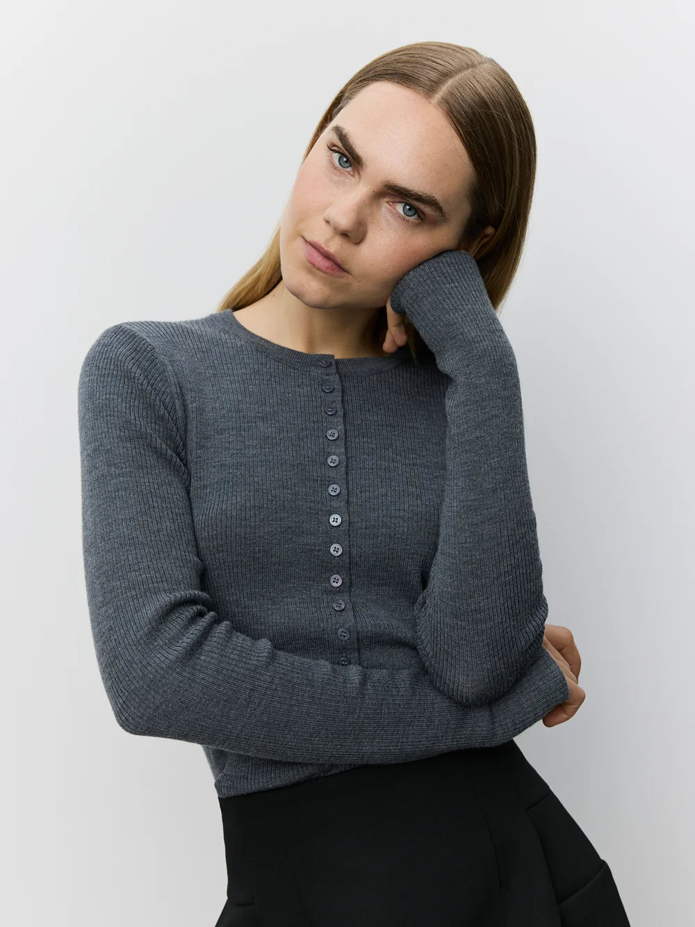 JULESSW rib cardigan fra Sofie Schnoor i Dark Grey Melange, fremstillet i 100% merinould – køb hos butikalrum.dk.
