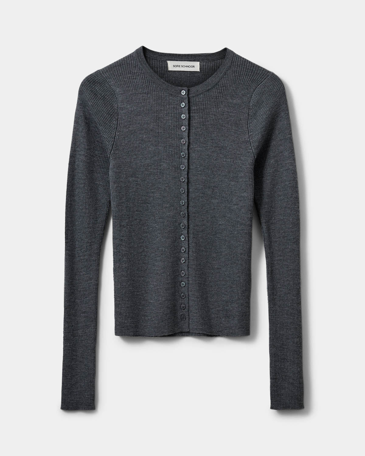 JULESSW rib cardigan fra Sofie Schnoor i Dark Grey Melange, fremstillet i 100% merinould – køb hos butikalrum.dk.