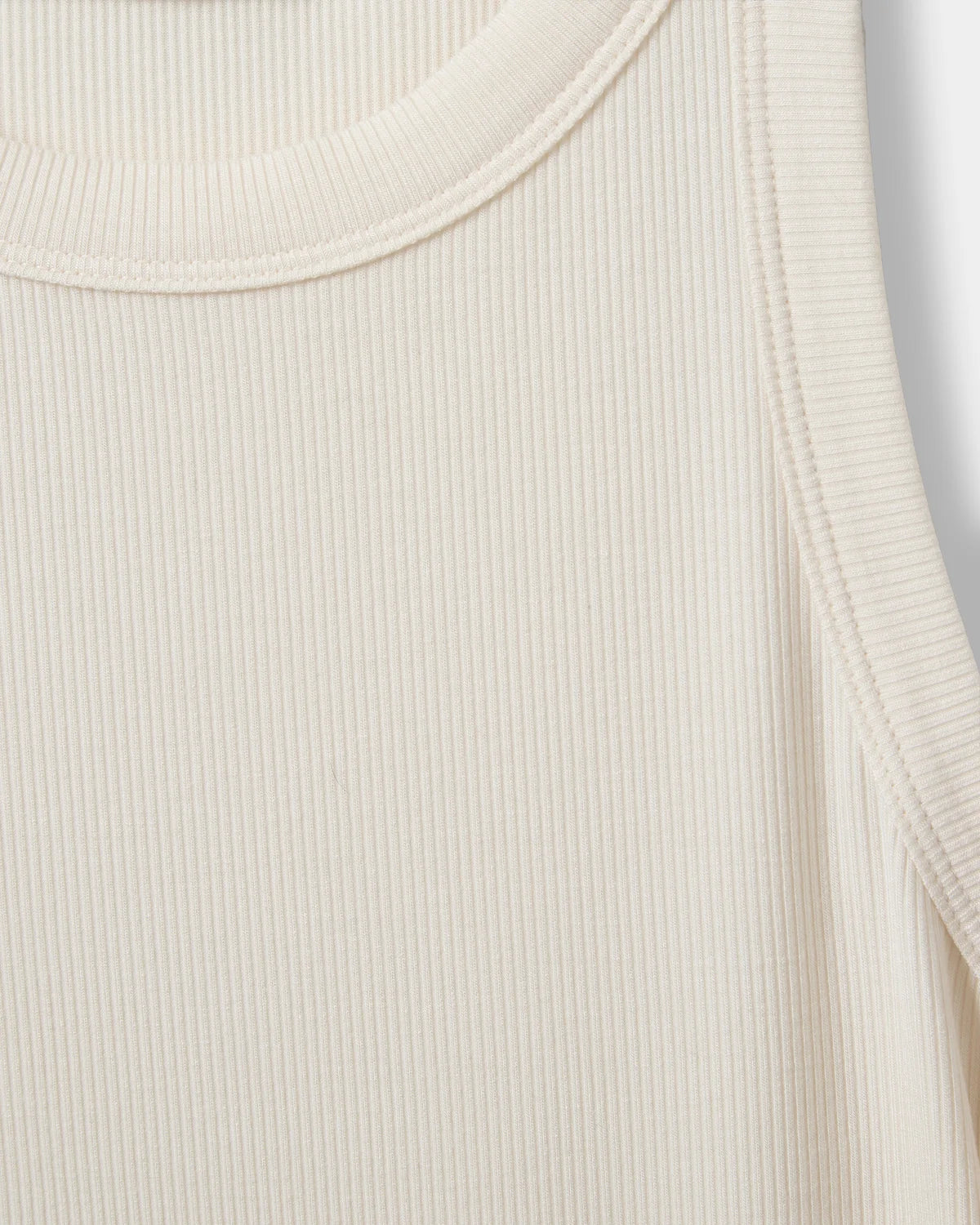 JULLIESW TOP fra Sofie Schnoor i Off White med høj hals og slim-fit pasform – køb hos butikalrum.dk.
